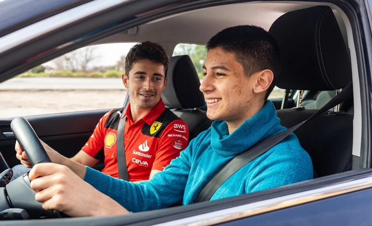Shoferët e rinj nuk do lejohen të drejtojnë makinën pas mesnate pa praninë e Charles Leclerc