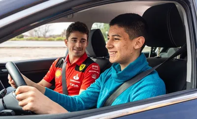 Shoferët e rinj nuk do lejohen të drejtojnë makinën pas mesnate pa praninë e Charles Leclerc