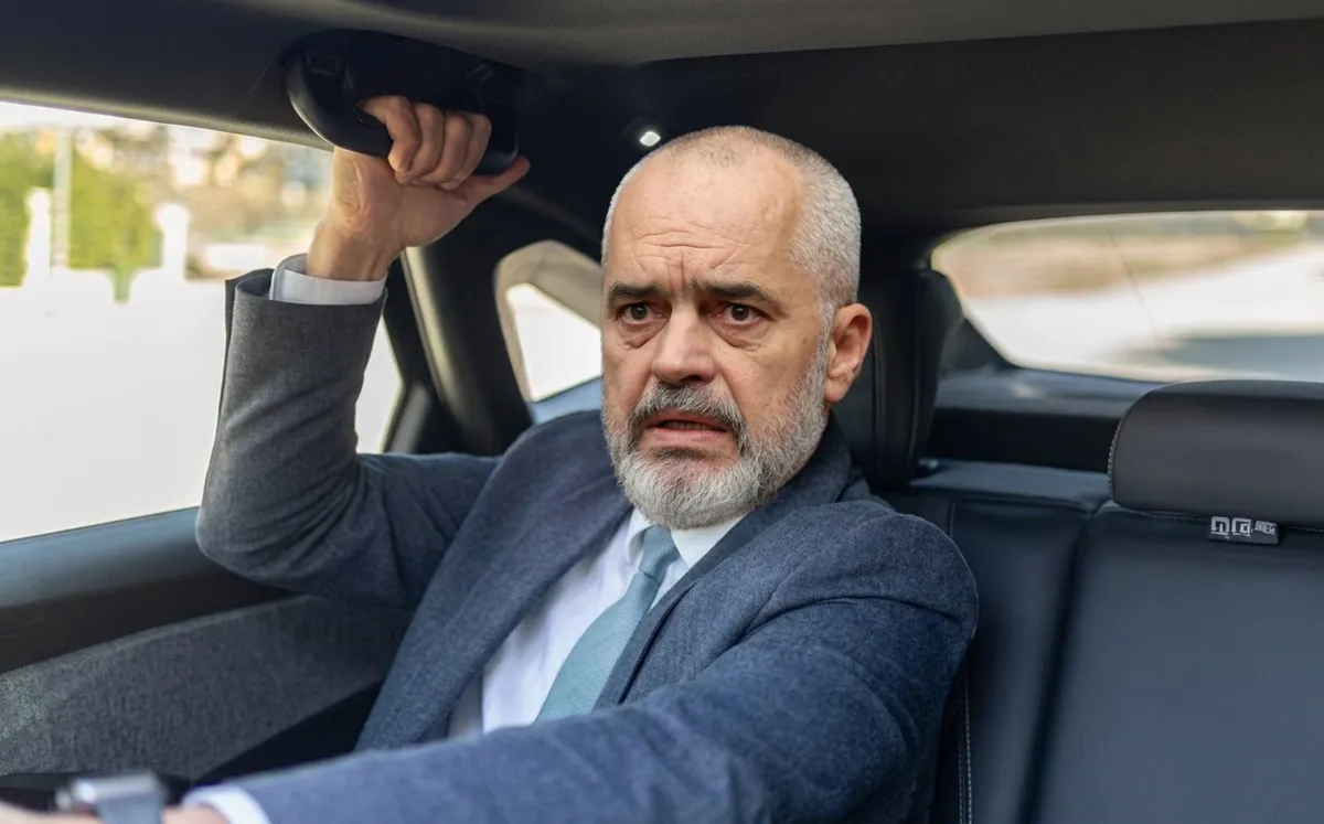 Rama kthehet nga rruga kur kujtohet që ka lënë Baton Haxhiun në prizë