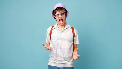 Turisti bën sikur s’është sharë ndonjëherë me fis nga një kamerier