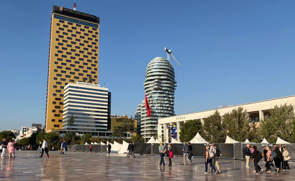 Pronari i apartamentit në hundën e Skënderbeut i indinjuar për skandalin me Çerçiz Topullin