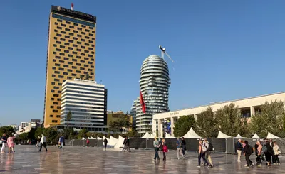 Pronari i apartamentit në hundën e Skënderbeut i indinjuar për skandalin me Çerçiz Topullin