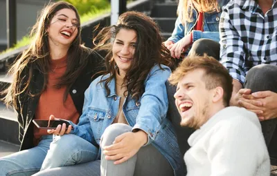 INSTAT: 99% e adoleshentëve që qeshin e kanë me ty