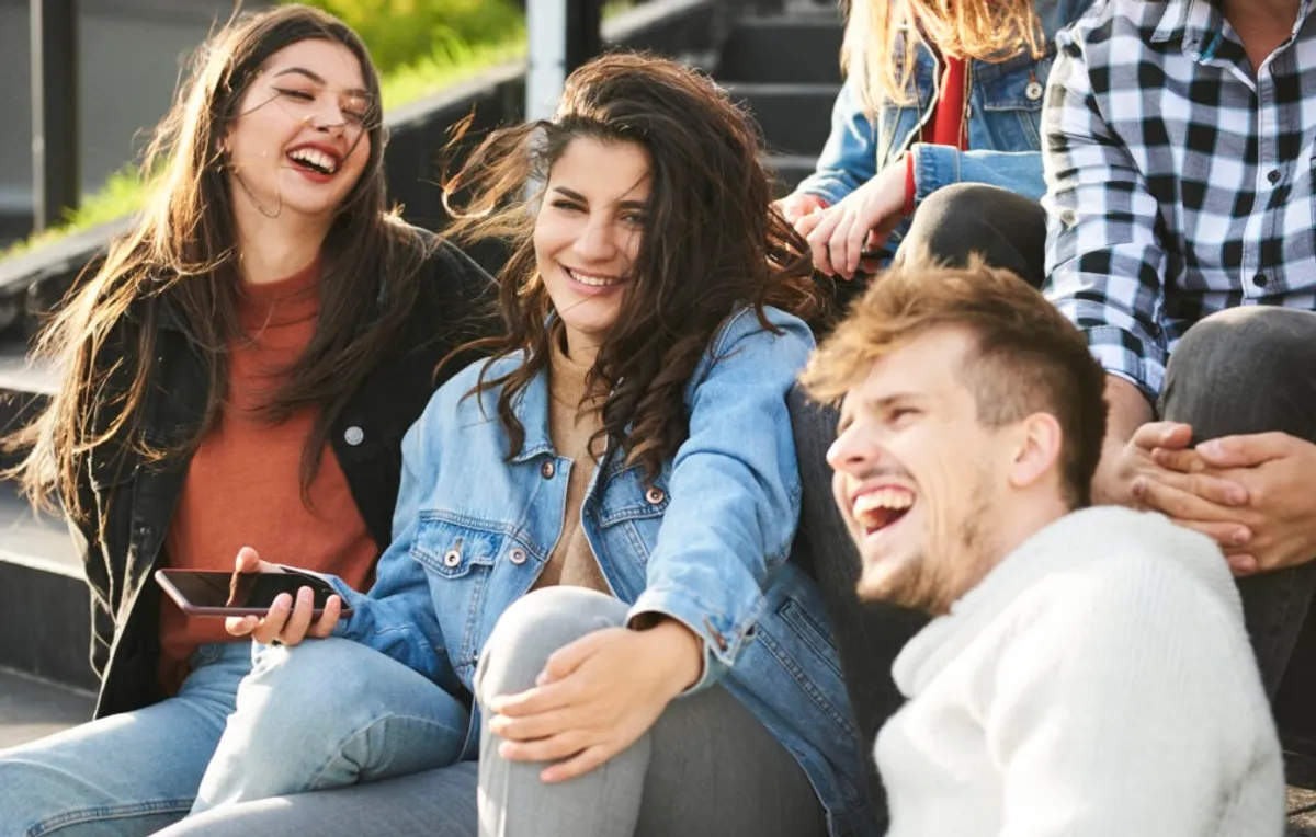 INSTAT: 99% e adoleshentëve që qeshin e kanë me ty