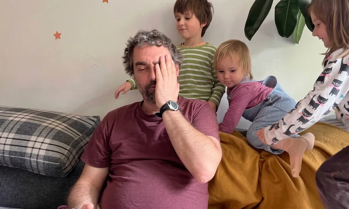 Babai i zhgënjyer që AI nuk e ka zëvendësuar ende në punën e tij si baba