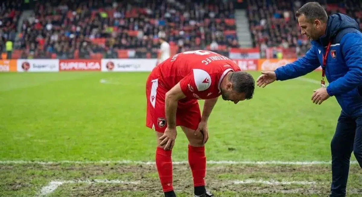 Skandal në Superligë / Bomberi nuk di të pështyjë