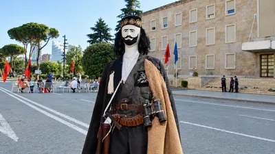 Rama sjell Çerçiz Topullin në bulevard për të trembur protestuesit