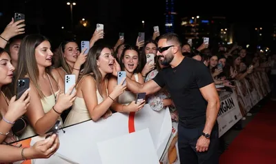 Jozefin Marku jep autografe duke goditur fansat me shpullë surratit