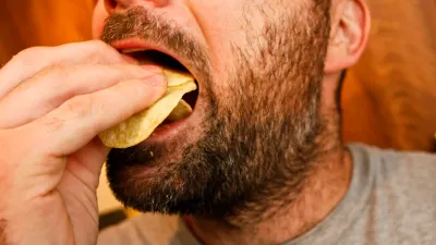 Nihilisti zbulon se kuptimi i jetës të blesh një qese patatina me dy mijë lekësh fallco