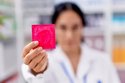 Lufta rrit çmimet: Farmacitë nisin të shesin prezervativë të hapur
