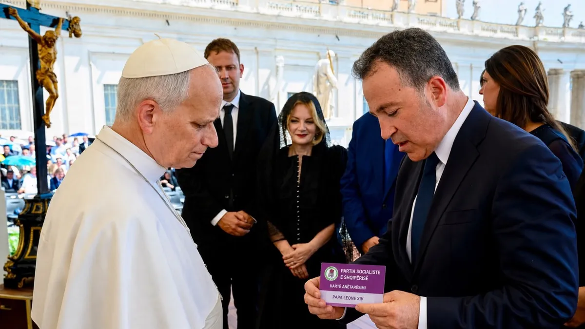 Niko Peleshi i dorëzon Papa Leonit teserën e PS