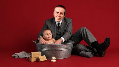 PROFECIA E GOVATËS: Zbulohet fotoja ku Enver Hoxha lan foshnjën Edvin me sapun Rrogozhine