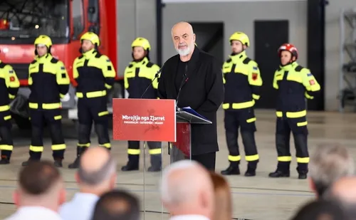 Rama ultimatum zjarreve aktive: "Të mjerët ju kur të vijnë avionët në dhjetor"