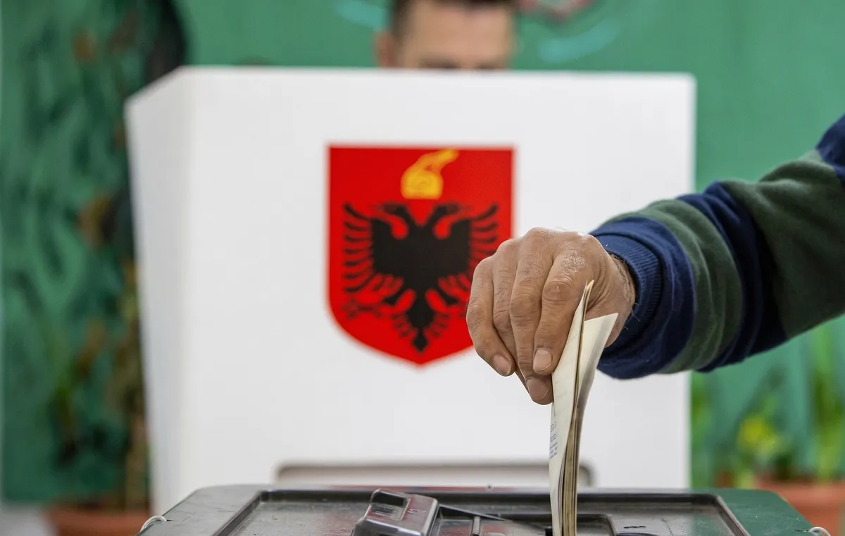 Qeveria po mendon të rikthejë zgjedhjet e lira