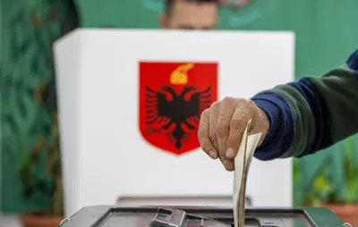 Qeveria po mendon të rikthejë zgjedhjet e lira