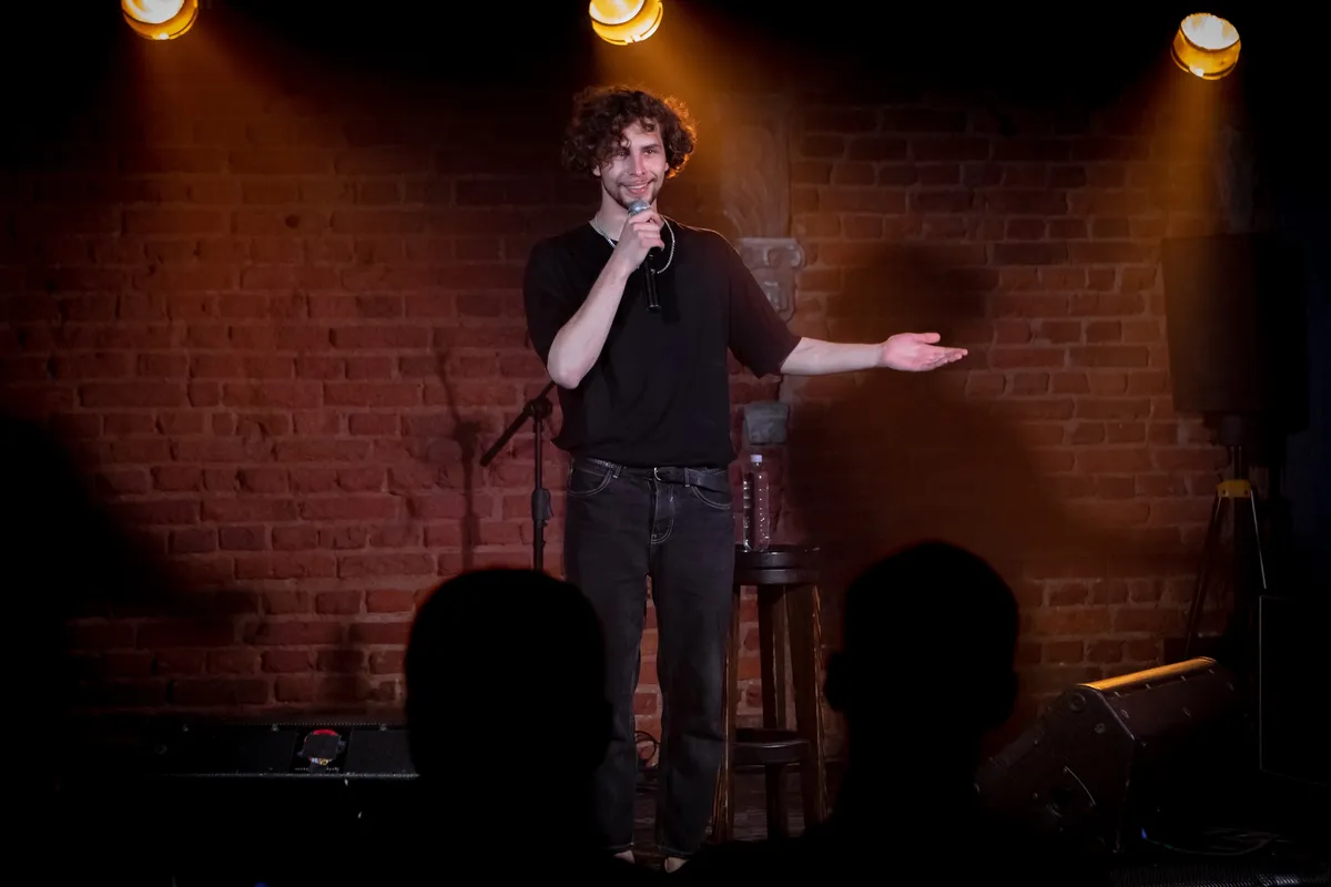 Standup-isti kopjon rrëfimin te prifti